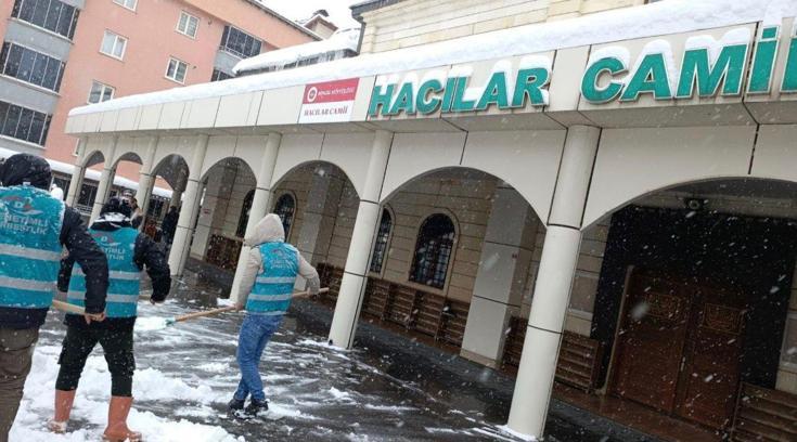 Bingöl’de yükümlülerden camide kar temizliği