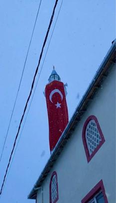 Vezirköprü'de bayrak saldırısına minareli tepki