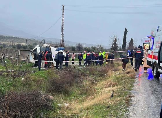 Memurları taşıyan midibüs devrildi: 1 ölü, 25 yaralı