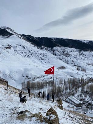 Türk bayrağını mahallenin en yüksek yerinde dalgalandırdılar