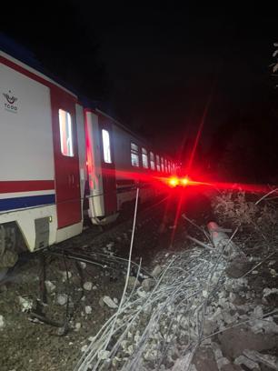 Balıkesir’de toprak kaydı, yolcu treni raydan çıktı: 1 yaralı