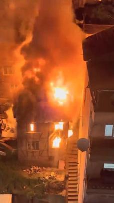 İzmit’te 2 katlı metruk bina alev alev yandı