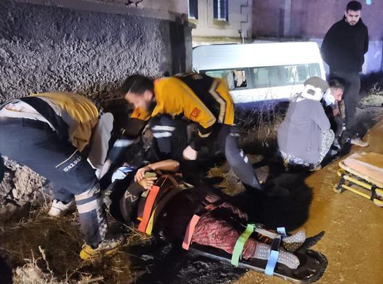 Tarım işçilerini taşıyan minibüs, bahçe duvara çarptı: 2’si ağır, 14 yaralı