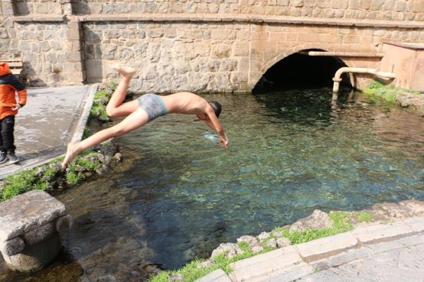Diyarbakır'da şaşırtan görüntü! Güneşi gören oraya koştu