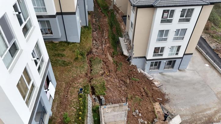 Sitenin istinat duvarı çöktü; 32 kişi tahliye edildi