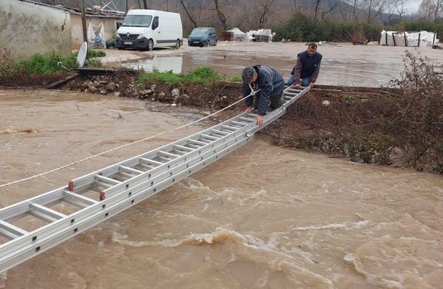 Sağanak sonrası mahsur kalan 2 kişi ekipler tarafından kurtarıldı