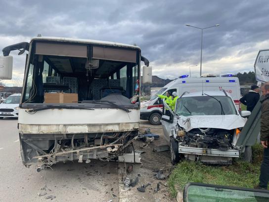 Hafif ticari araç ile midibüs çarpıştı: 6 yaralı