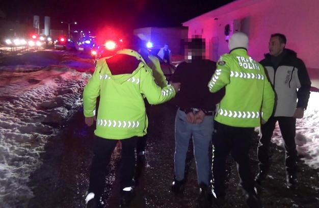 Trafikten menedilen aracıyla kaçan sürücü yakalandı, ehliyetine el konulup, 35 bin lira ceza kesildi