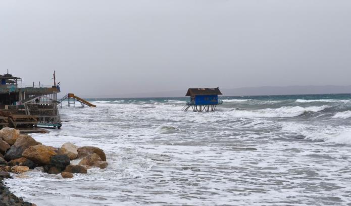 Saros'ta fırtınada dev dalgalar oluştu