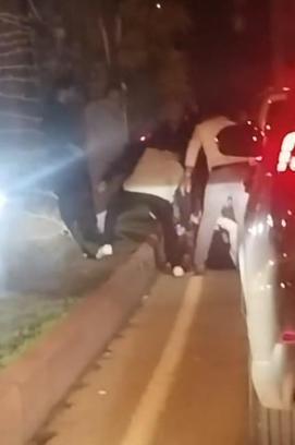 Tartıştıkları kişiyi yere yatırıp darbettiler