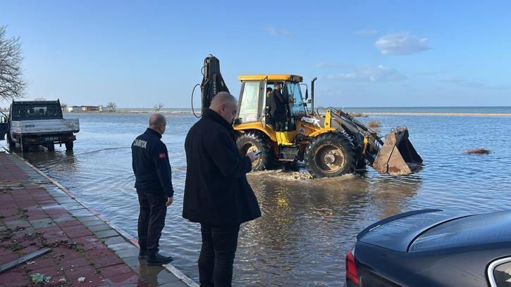 Enez'de deniz taştı; belediye ekipleri çalışma başlattı