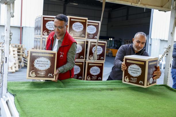 Mersin’de ramazan dayanışma paketi dağıtımları başladı