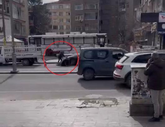 Diyarbakır'da 3 kişinin yaralandığı silahlı kavga kamerada