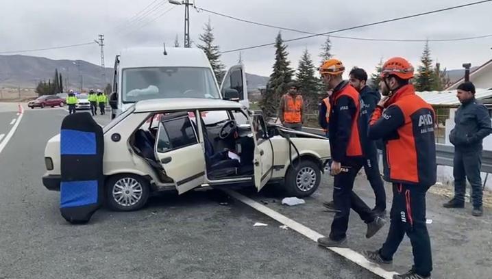 Yolcu minibüsü ile otomobil çarpıştı: 1’i ağır 4 yaralı
