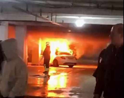Otomobil otoparkta alev aldı