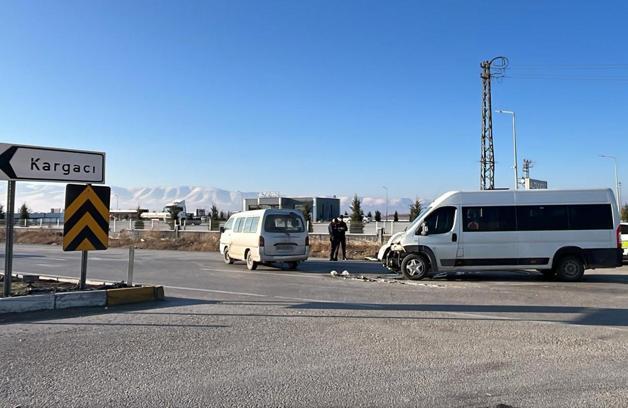 Okul servisi ile minibüs çarpıştı: 5 yaralı
