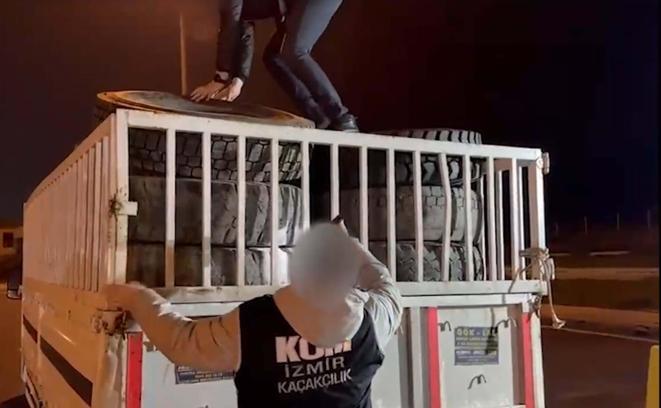 Araç lastiklerine gizlenmiş 8 bin 550 paket kaçak sigara ele geçirildi; 2 tutuklama