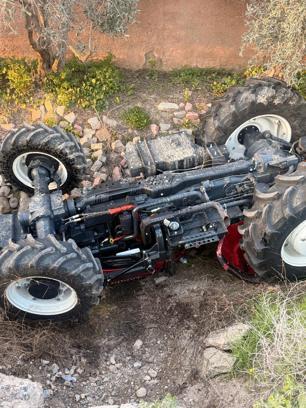 Mersin'de devrilen traktörün altında hayatını kaybetti