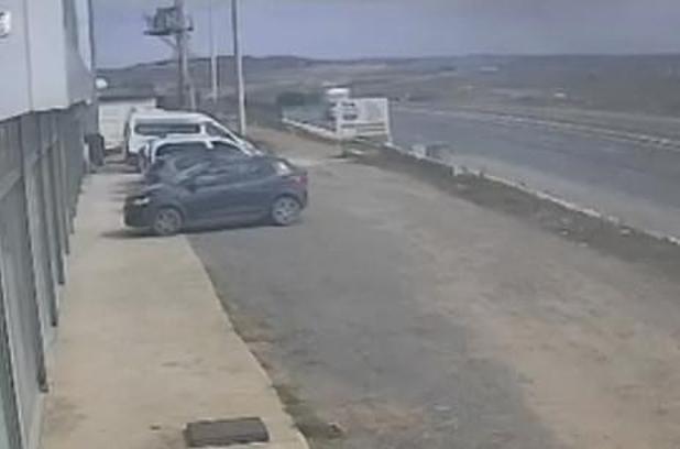 İstanbul- Çatalca'da kamyonun refüje çarptığı kaza kamerada