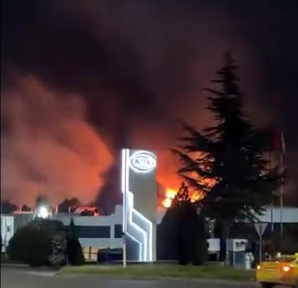 Fabrika bacasında çıkan yangın büyümeden söndürüldü