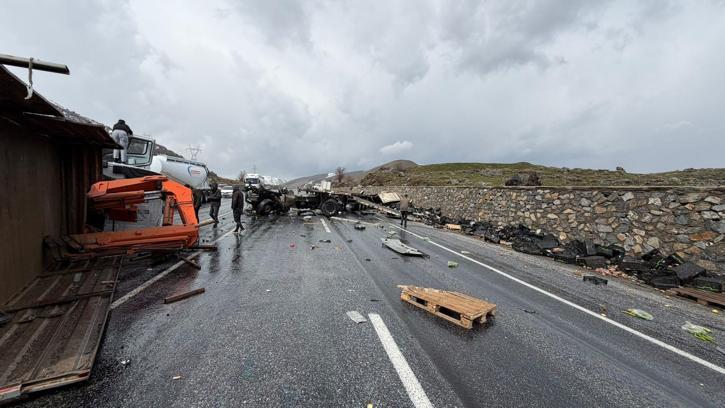 Karayolları bakım aracı ile TIR çarpıştı; 1'i ağır, 3 yaralı