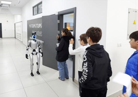 Sınava giren öğrencileri insansı robot karşıladı