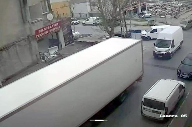 Beylikdüzü'nde şoförün el frenini çekmeyi unuttuğu TIR minibüse çarptı
