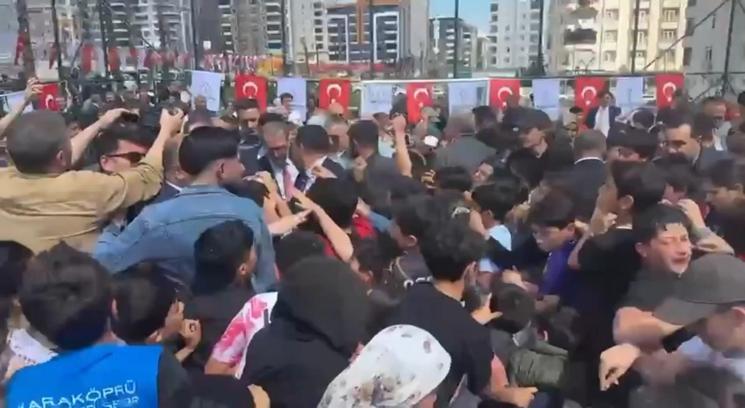 Şanlıurfa’da park açılışında çocuklara top ve oyuncak dağıtımı, izdihama neden oldu