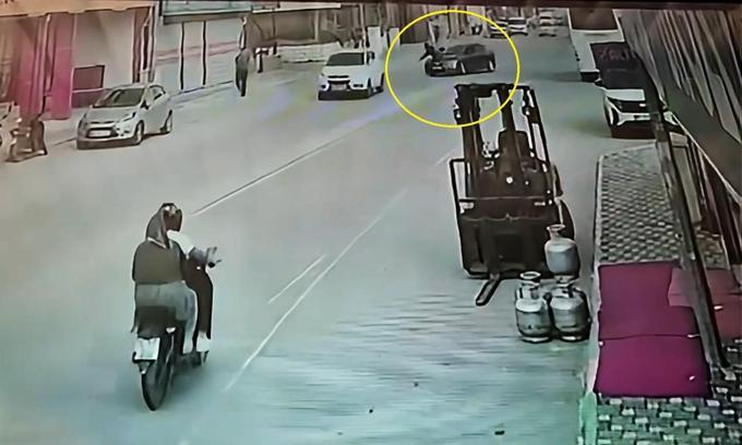 Otomobilin çarptığı kadın yaralandı; kaza kamerada