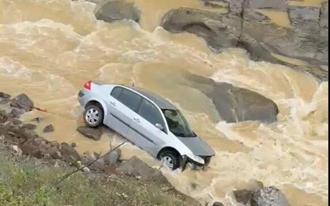 Dereye savrulan otomobilin sürücüsü yaralandı