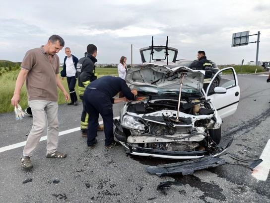 Tekirdağ’da motosikletle otomobil çarpıştı; 1’i ağır 2 yaralı