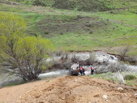 Sivas'ta otomobil dereye düştü: 4 yaralı