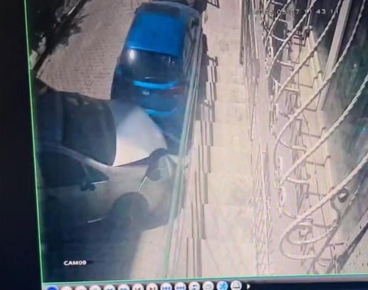Eyüpsultan'da otomobil park halindeki araçlara çarptı; kaza kamerada