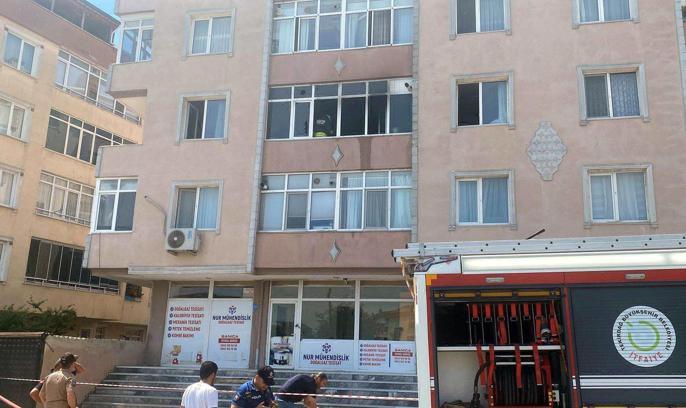 Apartman dairesindeki yangın büyümeden söndürüldü