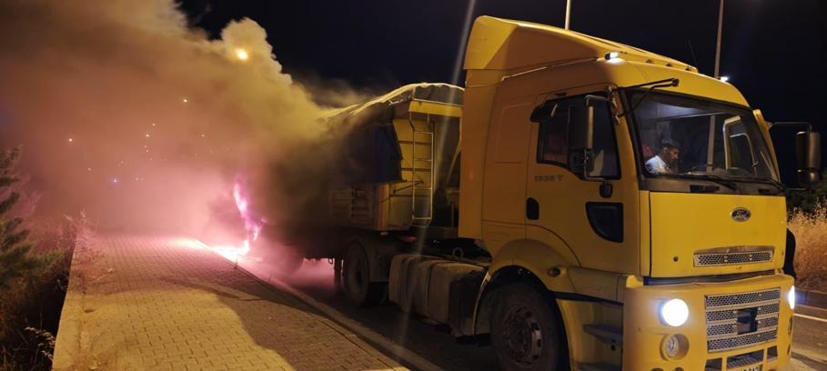 Mardin’de un yüklü TIR seyir halindeyken alev aldı