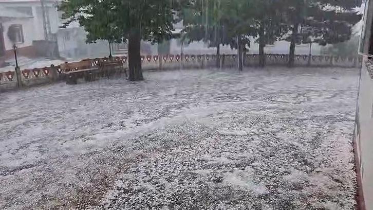 Ordu'da dolu yağışı etkili oldu! Her yer bembeyaz oldu