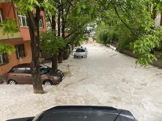 Gümüşhane'de dolu ve sağanak! Hayatı felç etti