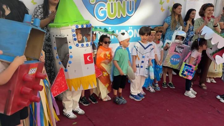 Avcılar’da anaokulunda atık malzemelerden yapılan kostümlerle defile