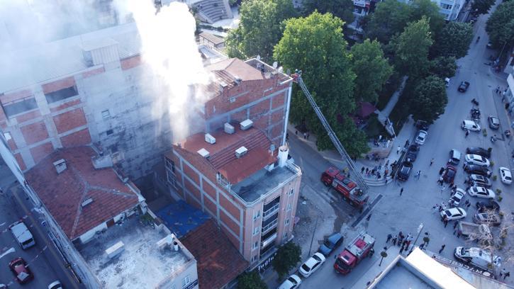 Bilecik'te bacasında yangın çıkan restoranın bulunduğu 4 katlı bina tahliye edildi