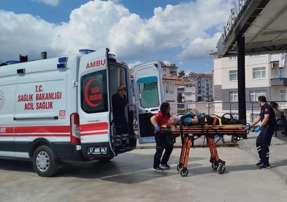 Boyabat'ta otomobilin çarptığı akülü engelli aracındaki kişi yaralandı