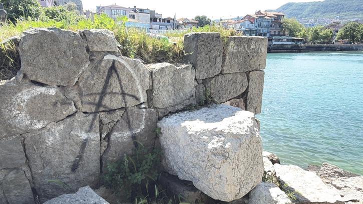 Amasra’da tarihi 'Direkli Kaya’ya boyayla zarar verdiler
