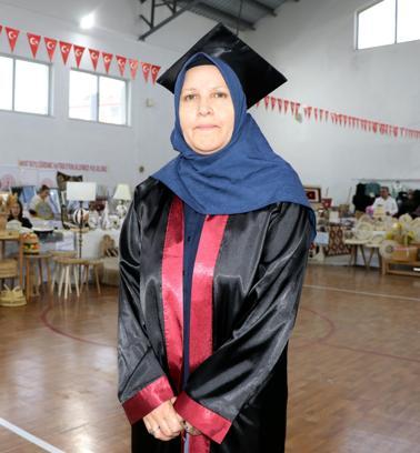 56 yaşında lise diploması alıp kep attı; hedefi üniversite