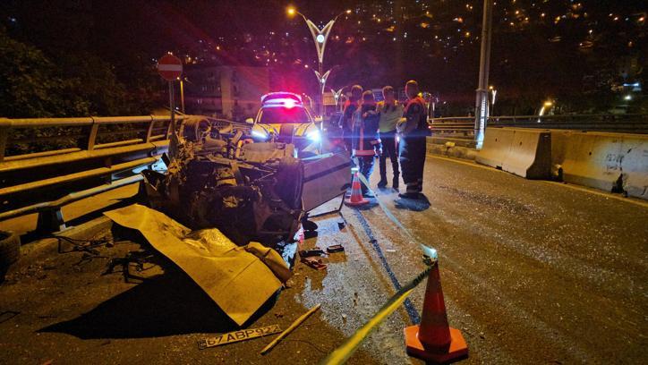 Otomobil, beton bariyere ve otomobile çarpıp takla attı: 1 yaralı