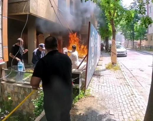 Avcılar’da metruk binadaki yangın kepçe operatörünün müdahalesiyle söndürüldü