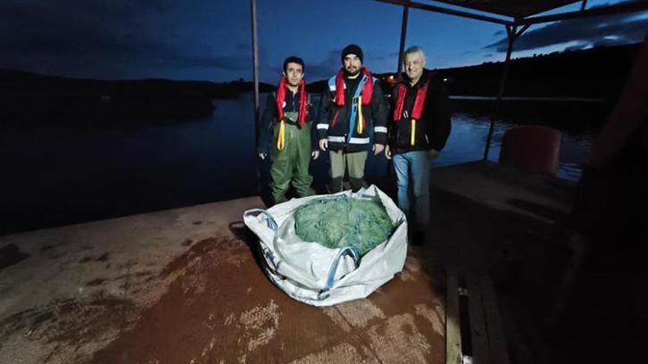 Kastamonu Devrekani Beyler Barajı'nda ekipler düğmeye bastı: 1800 metrelik ağdan 200 kilo sazan kurtarıldı