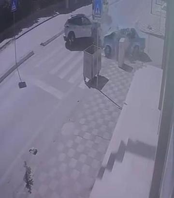 Karşı şeride geçen otomobilin ciple çarpıştığı kaza kamerada: 3 yaralı