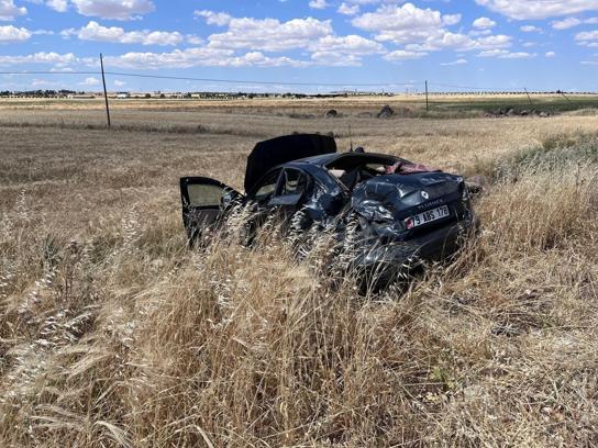Kilis'te devrilen otomobildeki 2 kişi yaralandı