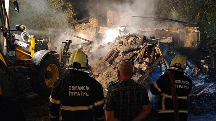 Osmancık'ta metruk bina alevlere teslim oldu