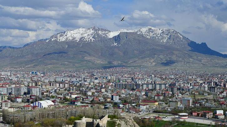 Van'da 4 vali yardımcısı atandı 7 ilçenin kaymakamı değişti