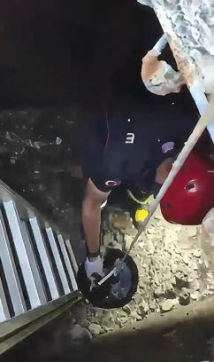 Kullanılmayan su kuyusuna düşen yavru kediyi itfaiye kurtardı